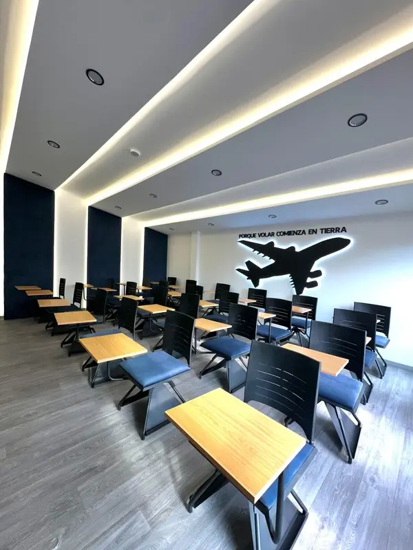 Fotografía de obra terminada: aula con siluetas de avión. Sede educativa de aviación en Bogotá, Decord Design