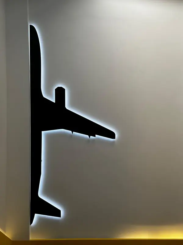 Fotografía de obra terminada: hall con gráfica de aviación. Sede educativa de aviación en Bogotá, Decord Design