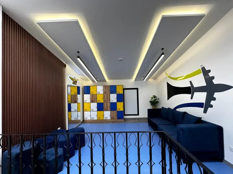Fotografía de obra terminada: hall con gráfica de aviación. Sede educativa de aviación en Bogotá, Decord Design