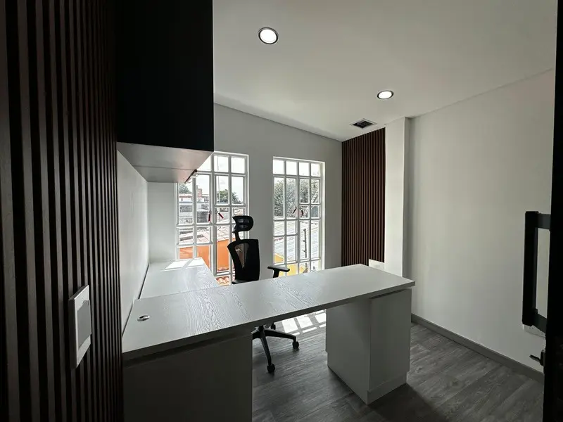 Fotografía de obra terminada: oficinas y cafetería. Sede educativa de aviación en Bogotá, Decord Design