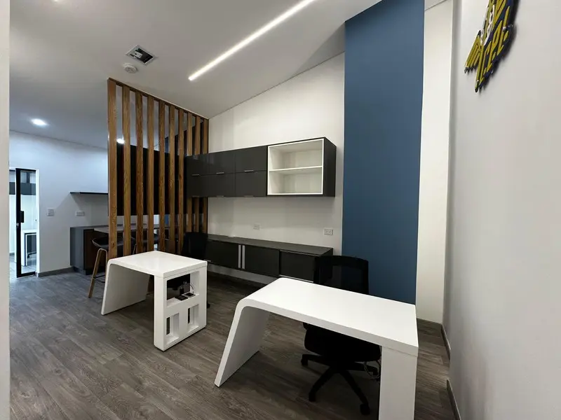 Fotografía de obra terminada: oficinas y cafetería. Sede educativa de aviación en Bogotá, Decord Design