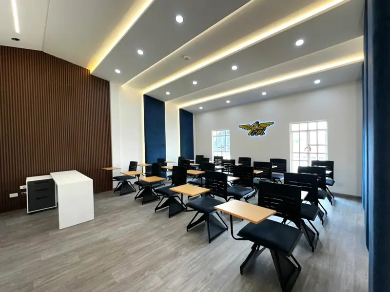 Fotografía de obra terminada: aula de clase. Sede educativa de aviación en Bogotá, Decord Design