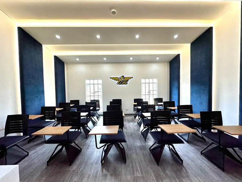 Fotografía de obra terminada: aula de clase. Sede educativa de aviación en Bogotá, Decord Design