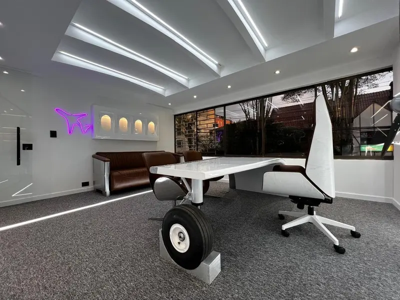 Fotografía de obra terminada: oficina gerencial temática de aviación. Sede educativa de aviación en Bogotá, Decord Design