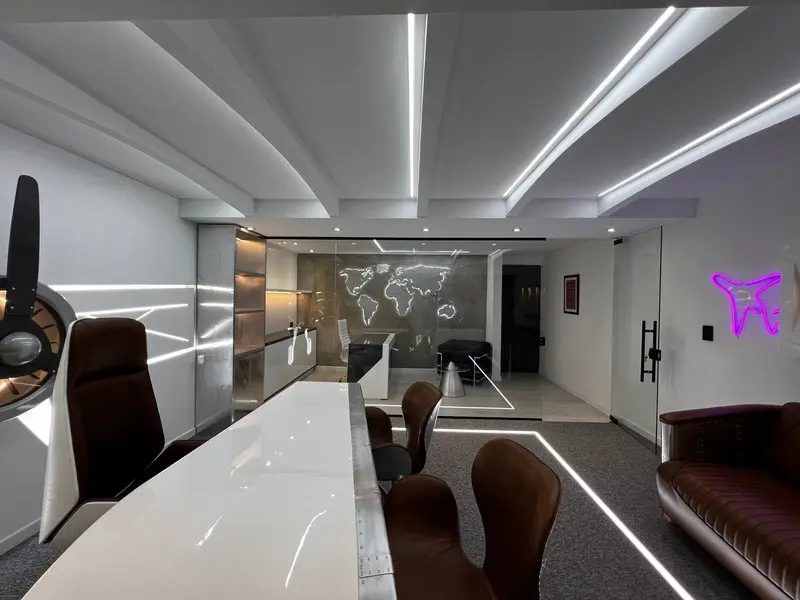 Fotografía de obra terminada: oficina gerencial temática de aviación. Sede educativa de aviación en Bogotá, Decord Design