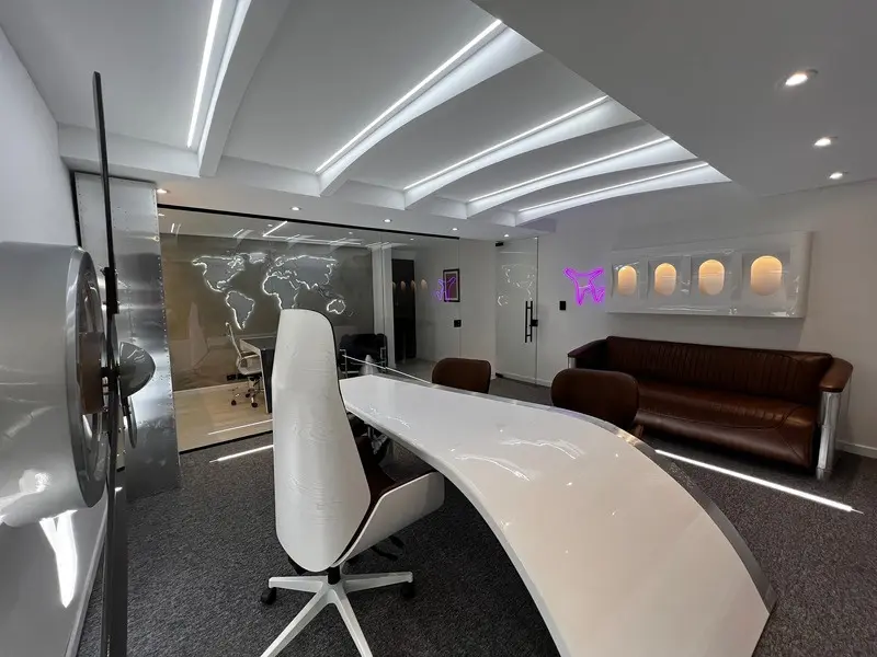 Fotografía de obra terminada: oficina gerencial temática de aviación. Sede educativa de aviación en Bogotá, Decord Design