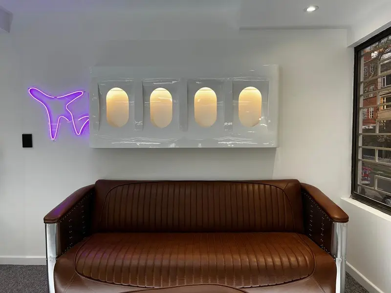 Fotografía de obra terminada: oficina gerencial temática de aviación. Sede educativa de aviación en Bogotá, Decord Design