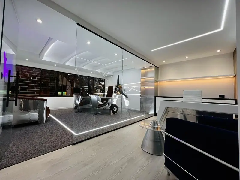 Fotografía de obra terminada: oficina gerencial temática de aviación. Sede educativa de aviación en Bogotá, Decord Design