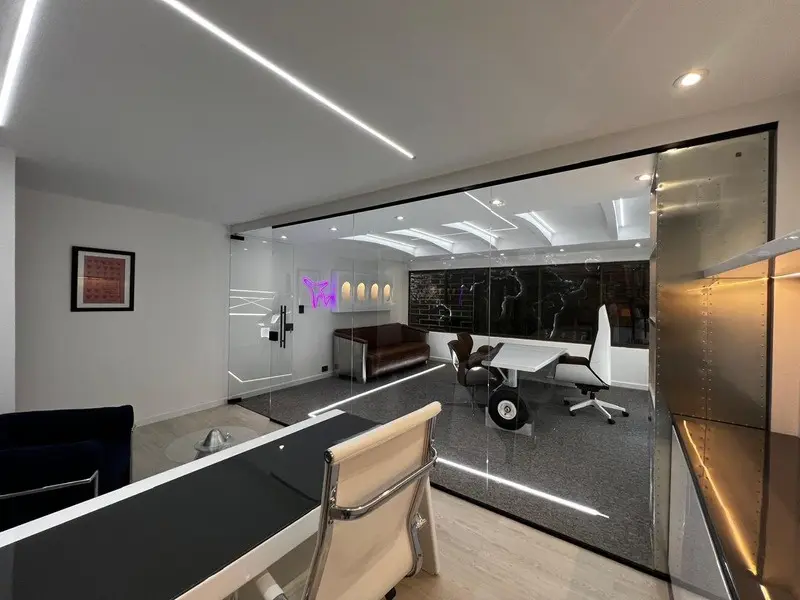 Fotografía de obra terminada: oficina gerencial temática de aviación. Sede educativa de aviación en Bogotá, Decord Design