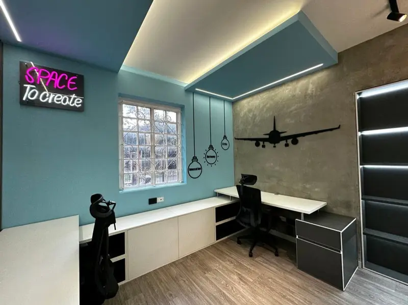 Fotografía de obra terminada: oficinas con murales. Sede educativa de aviación en Bogotá, Decord Design