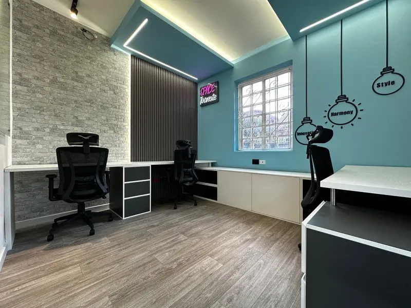 Fotografía de obra terminada: oficinas con murales. Sede educativa de aviación en Bogotá, Decord Design