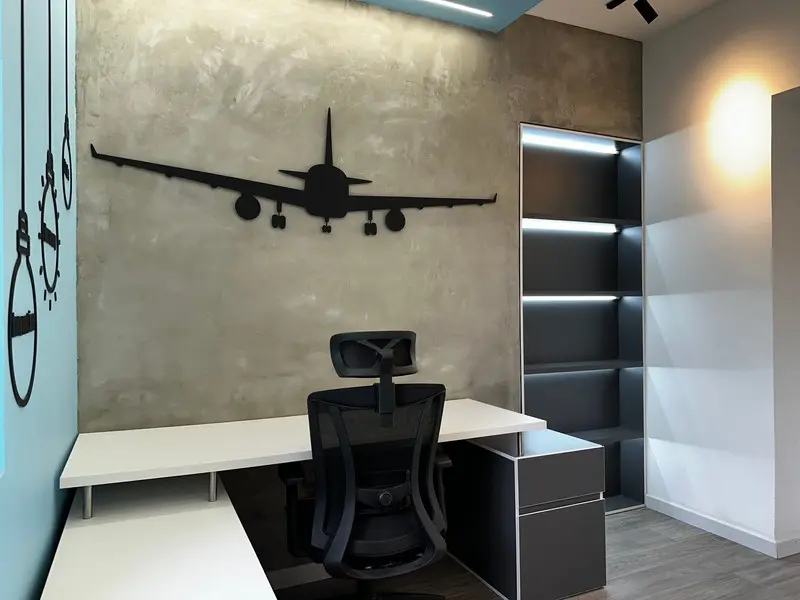 Fotografía de obra terminada: oficinas con murales. Sede educativa de aviación en Bogotá, Decord Design