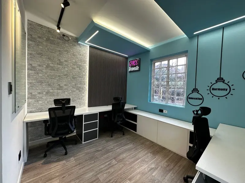 Fotografía de obra terminada: oficinas con murales. Sede educativa de aviación en Bogotá, Decord Design
