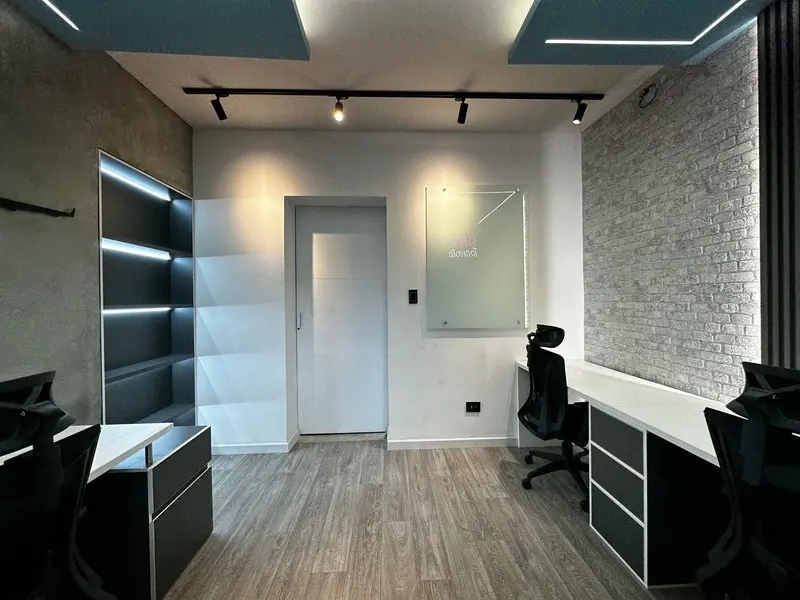 Fotografía de obra terminada: oficinas con murales. Sede educativa de aviación en Bogotá, Decord Design