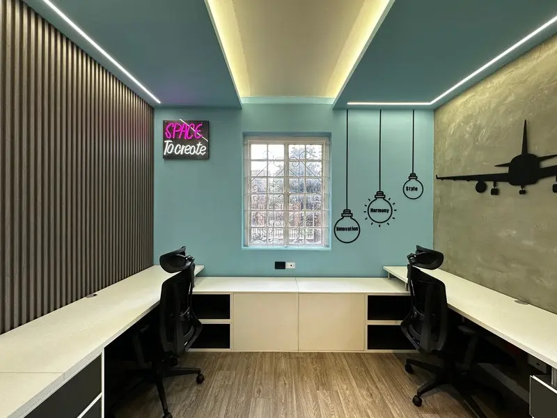 Fotografía de obra terminada: oficinas con murales. Sede educativa de aviación en Bogotá, Decord Design