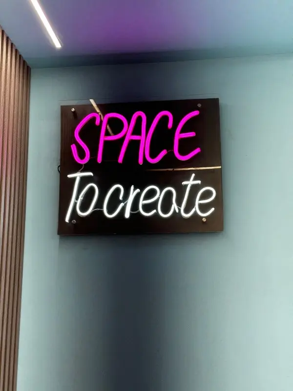 Fotografía de obra terminada: oficinas con murales. Sede educativa de aviación en Bogotá, Decord Design