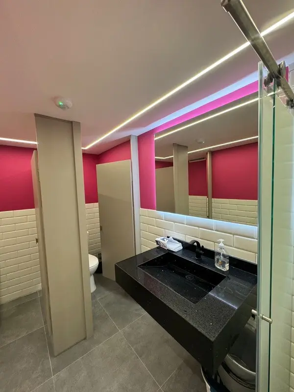 Fotografía de obra terminada: baño y lockers. Oficinas con zona recreativa en Bogotá, Decord Design
