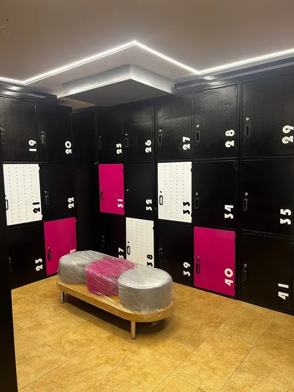 Fotografía de obra terminada: baño y lockers. Oficinas con zona recreativa en Bogotá, Decord Design