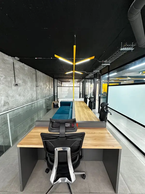 Fotografía de obra terminada: área de trabajo. Oficinas con zona recreativa en Bogotá, Decord Design