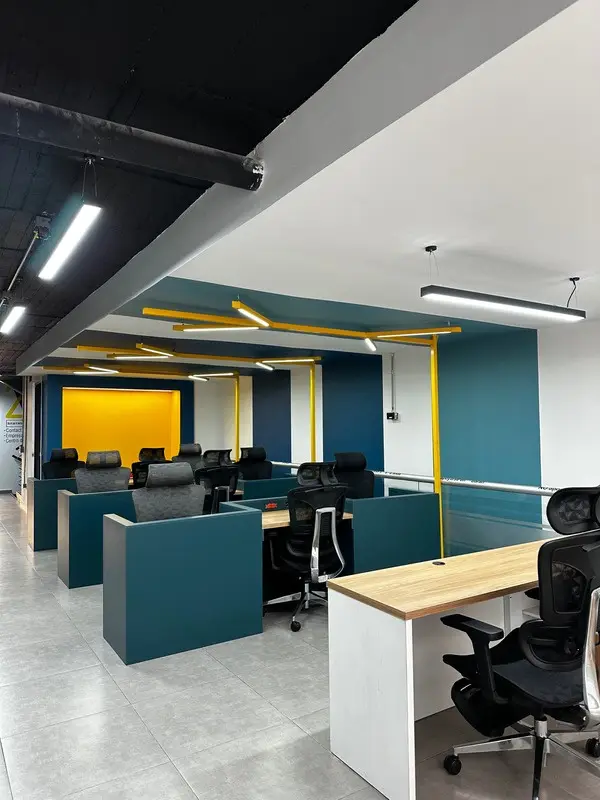 Fotografía de obra terminada: área de trabajo. Oficinas con zona recreativa en Bogotá, Decord Design