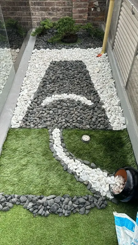 Fotografía de obra terminada: oficina y jardín de piedra. Oficinas con zona recreativa en Bogotá, Decord Design