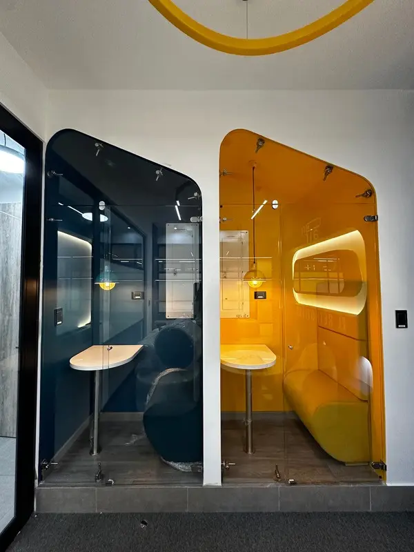 Fotografía de obra terminada: cabinas telefónicas y lounge «El Retrovisor». Oficinas con zona recreativa en Bogotá, Decord Design