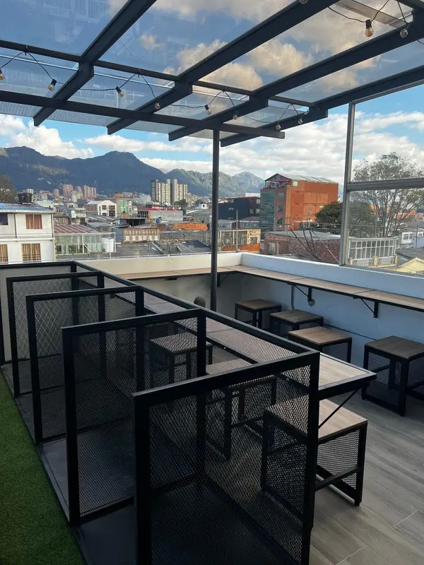 Fotografía de obra terminada: terraza con cancha sintética y comedor. Oficinas con zona recreativa en Bogotá, Decord Design